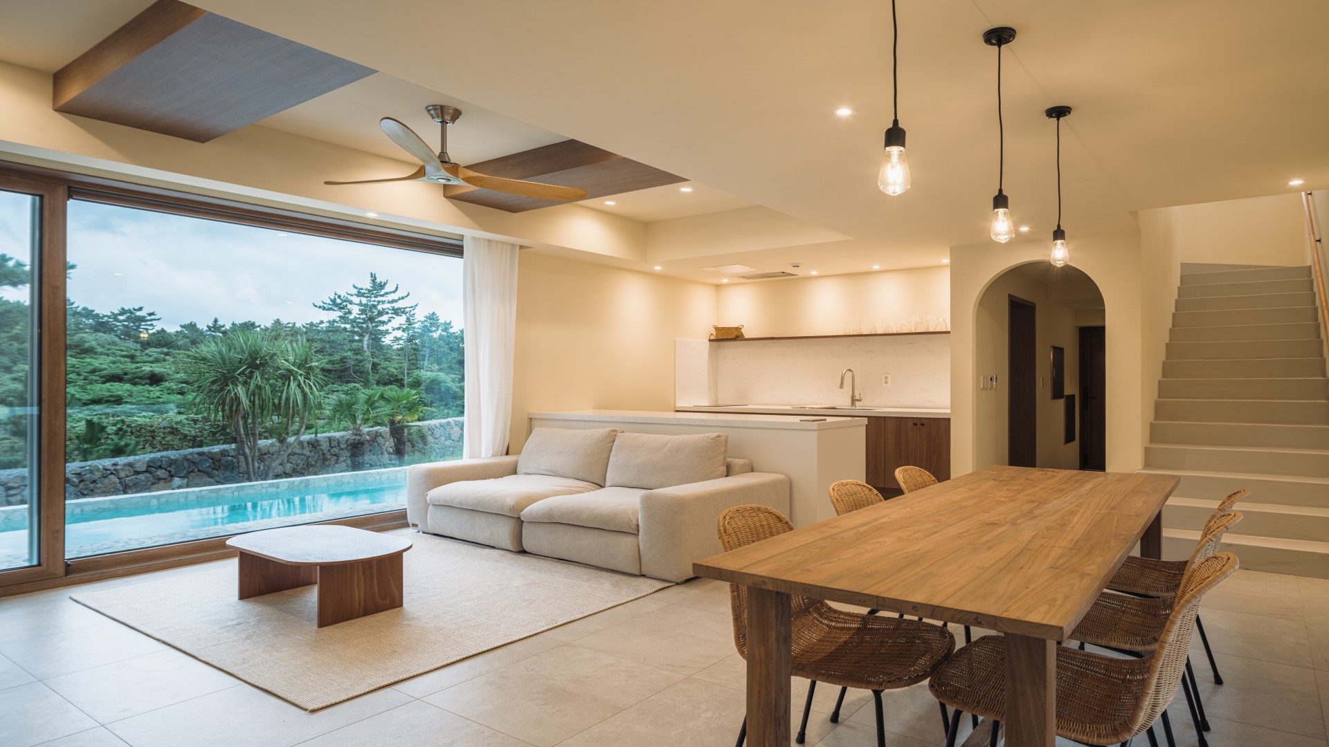 짙은 풀내음과 반짝이는 윤슬이 머무는 숙소 | 풀바다 5