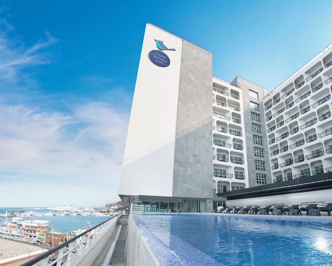 Hotel Whistlelark Jeju 2階屋外プールと港の実景