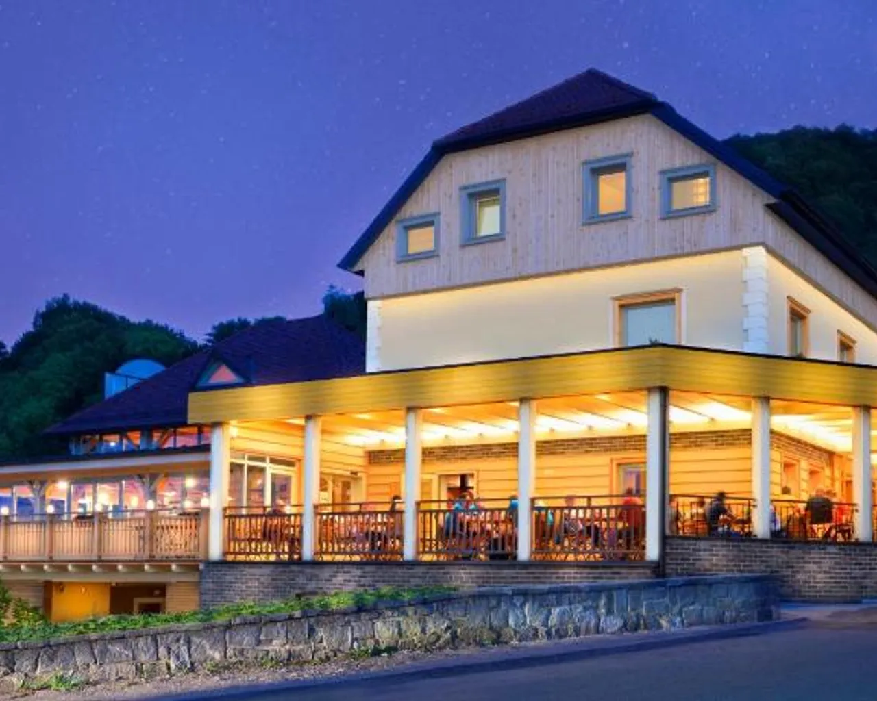 F&B