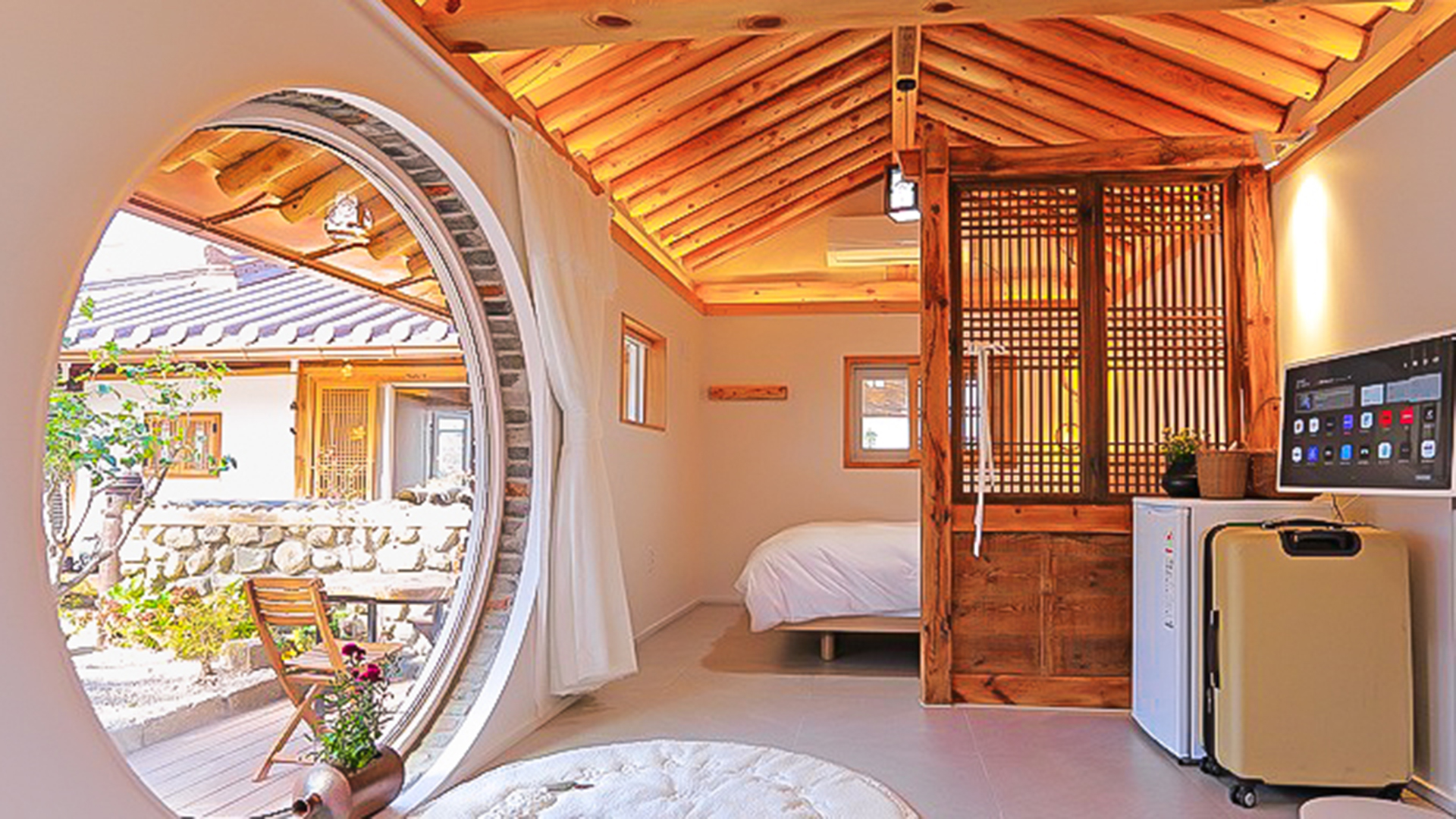 둥근 창이 있는 한옥집 | 경주 읍성100 자스민 2