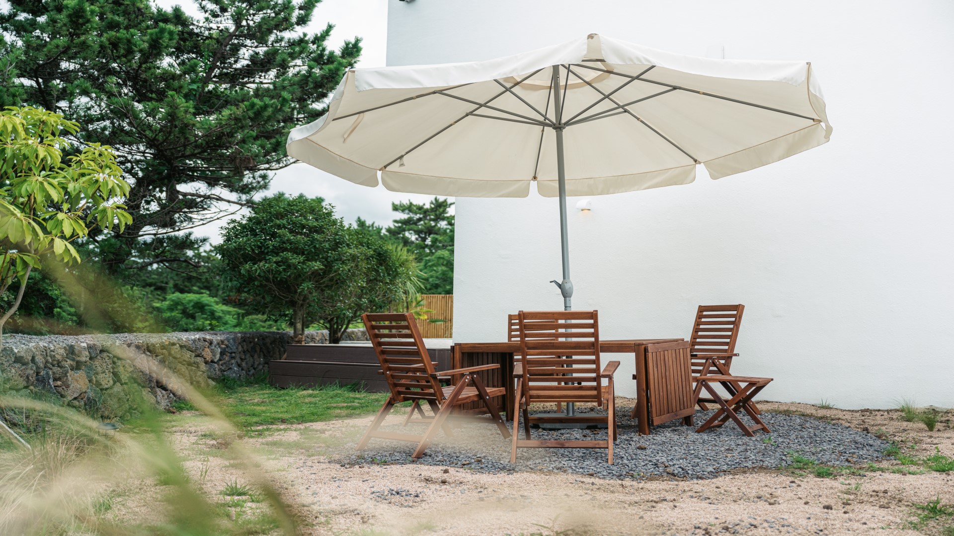 짙은 풀내음과 반짝이는 윤슬이 머무는 숙소 | 풀바다 4