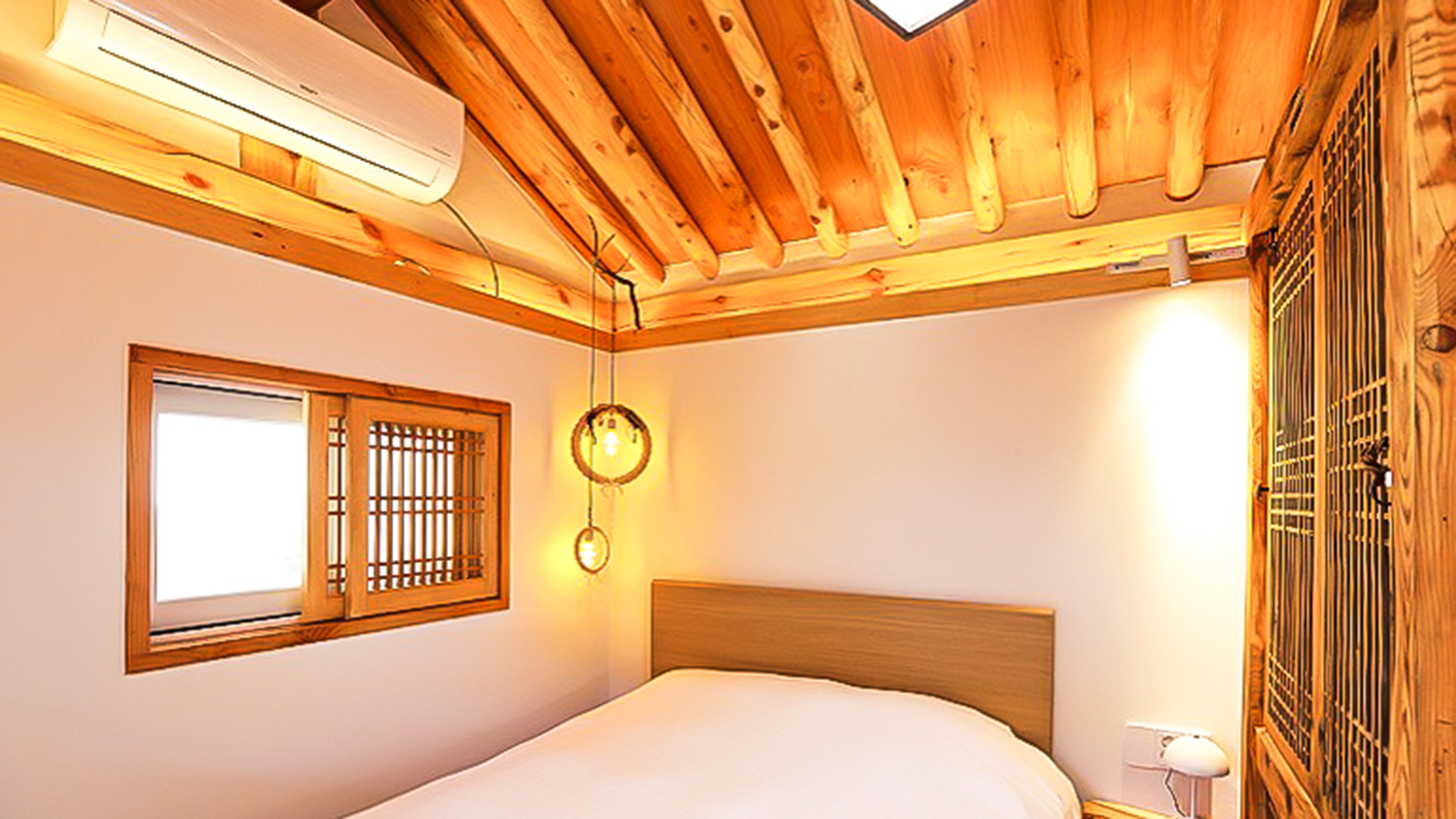 둥근 창이 있는 한옥집 | 경주 읍성100 자스민 3