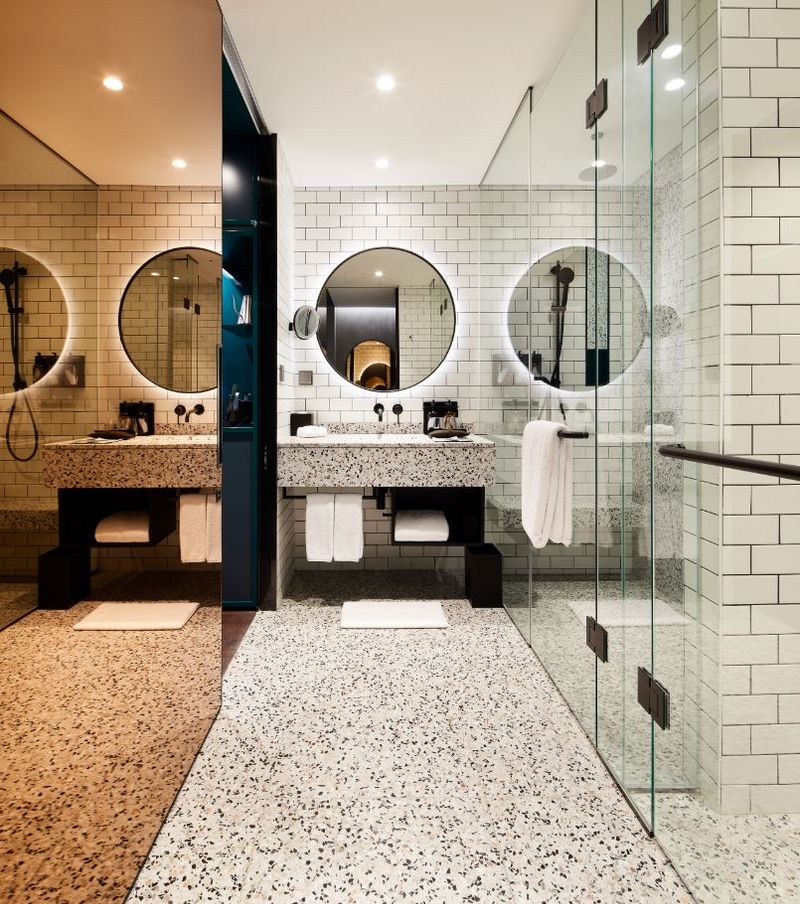 에디터 룸 (1 킹 베드)