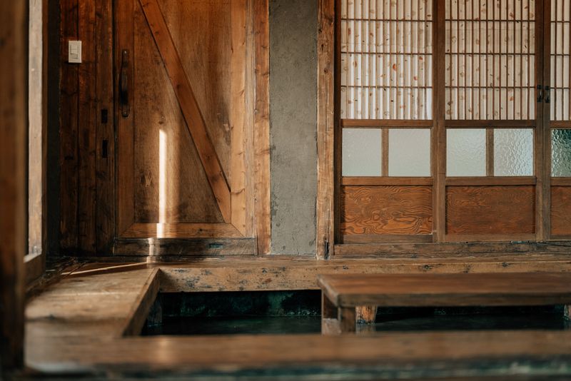 돌담너머집