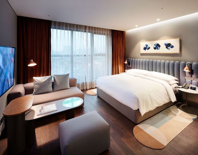 에디터 룸 (1 킹 베드)