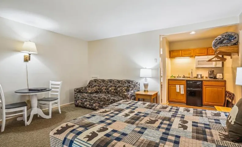 Cedarbrook Queen Studio 110