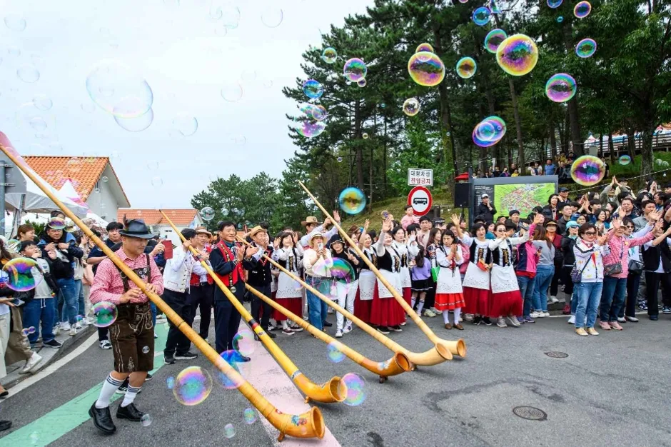 가을 추천 여행지 : 남해 독일마을 주변 추천 숙소 4곳 ㅣ 국내 여행지, 남해 가볼만한곳, 남해 추천 숙소 대표 이미지