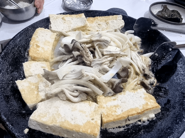 홍천맛집 신토불이들려서 인제 스피디움 실내서킷장에서 놀고 스파하고 인제 자작나무숲보고 막국수까지 종합적으로 쉬다왔어요