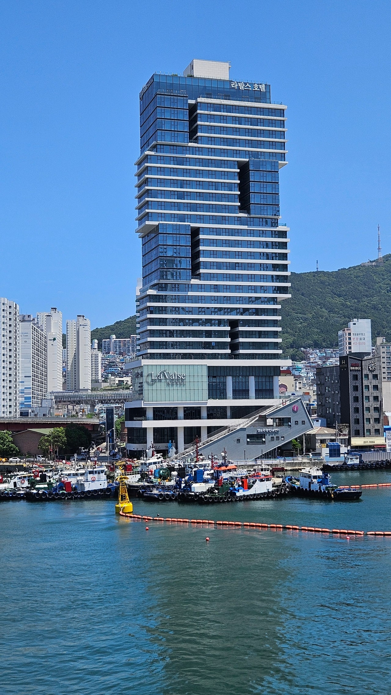 좌: 영도대교에서 촬영한 모습 / 우: 노스하버호텔 부산에서 촬영한 모습