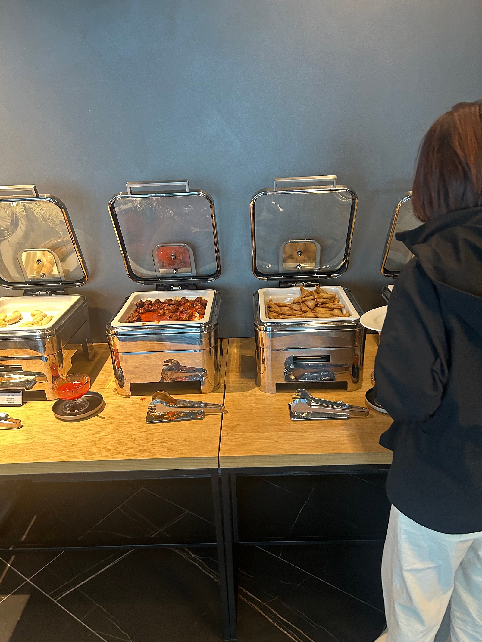 레드와인2,화이트와인 및 맥주, 보드카 및 하이볼,위스키,햄,미트볼,튀김,볶음밥,빵,샐러드,과일,쿠키 이용 할 수 있어요.