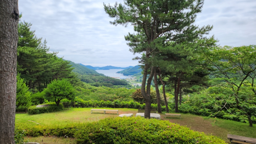 통영 바다를 바라보는 박경리 선생의 동상과 묘소
