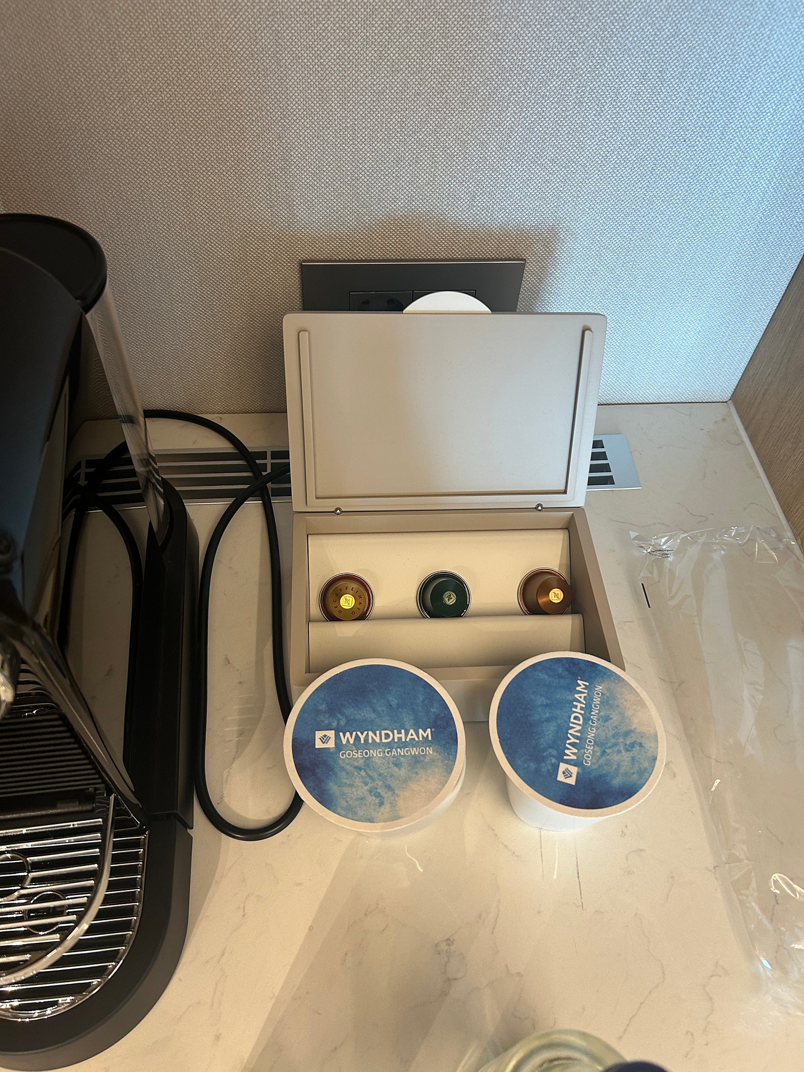 3인 기준이라 물도 3, 캡슐3이 있어요.