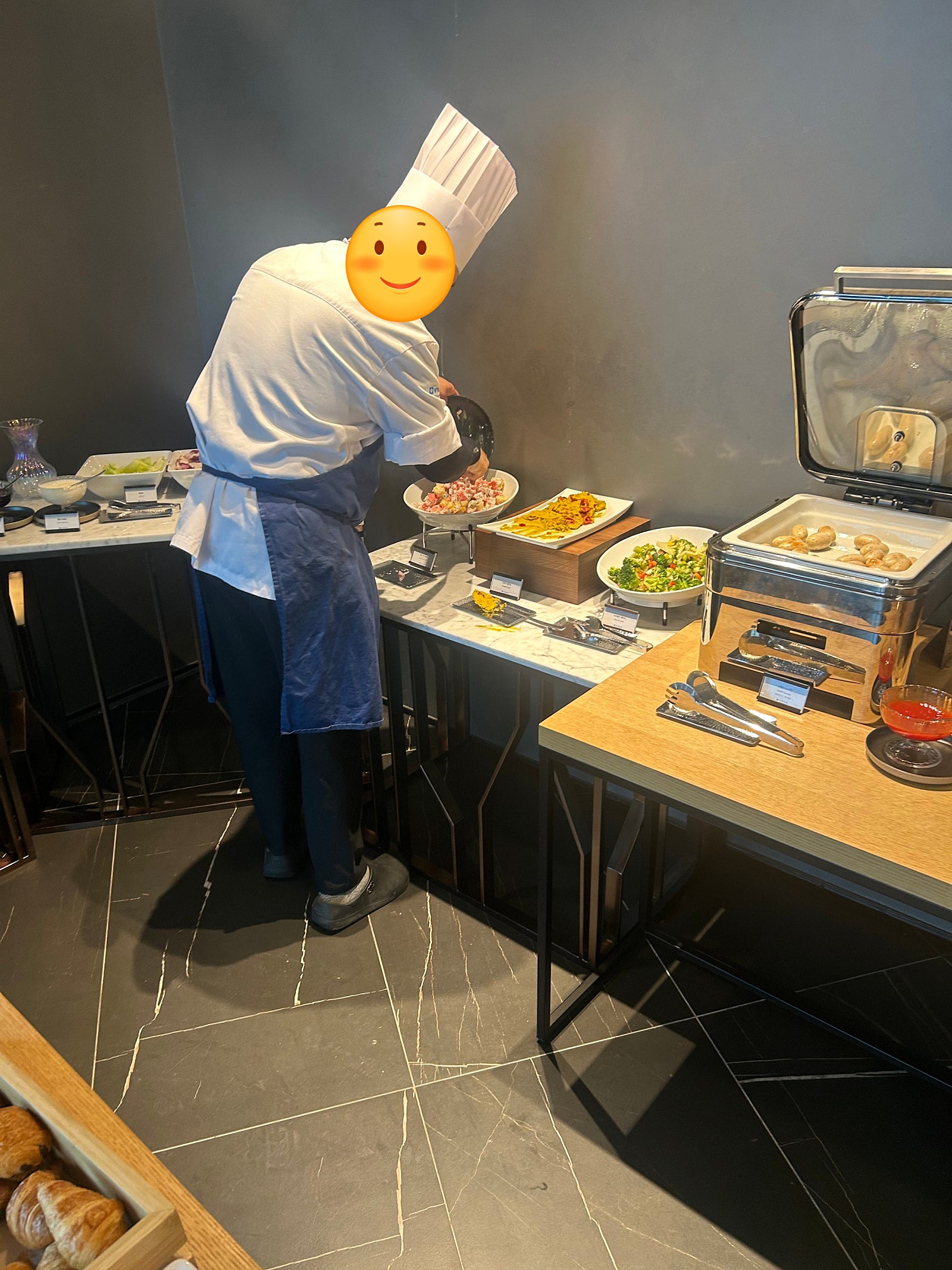 레드와인2,화이트와인 및 맥주, 보드카 및 하이볼,위스키,햄,미트볼,튀김,볶음밥,빵,샐러드,과일,쿠키 이용 할 수 있어요.