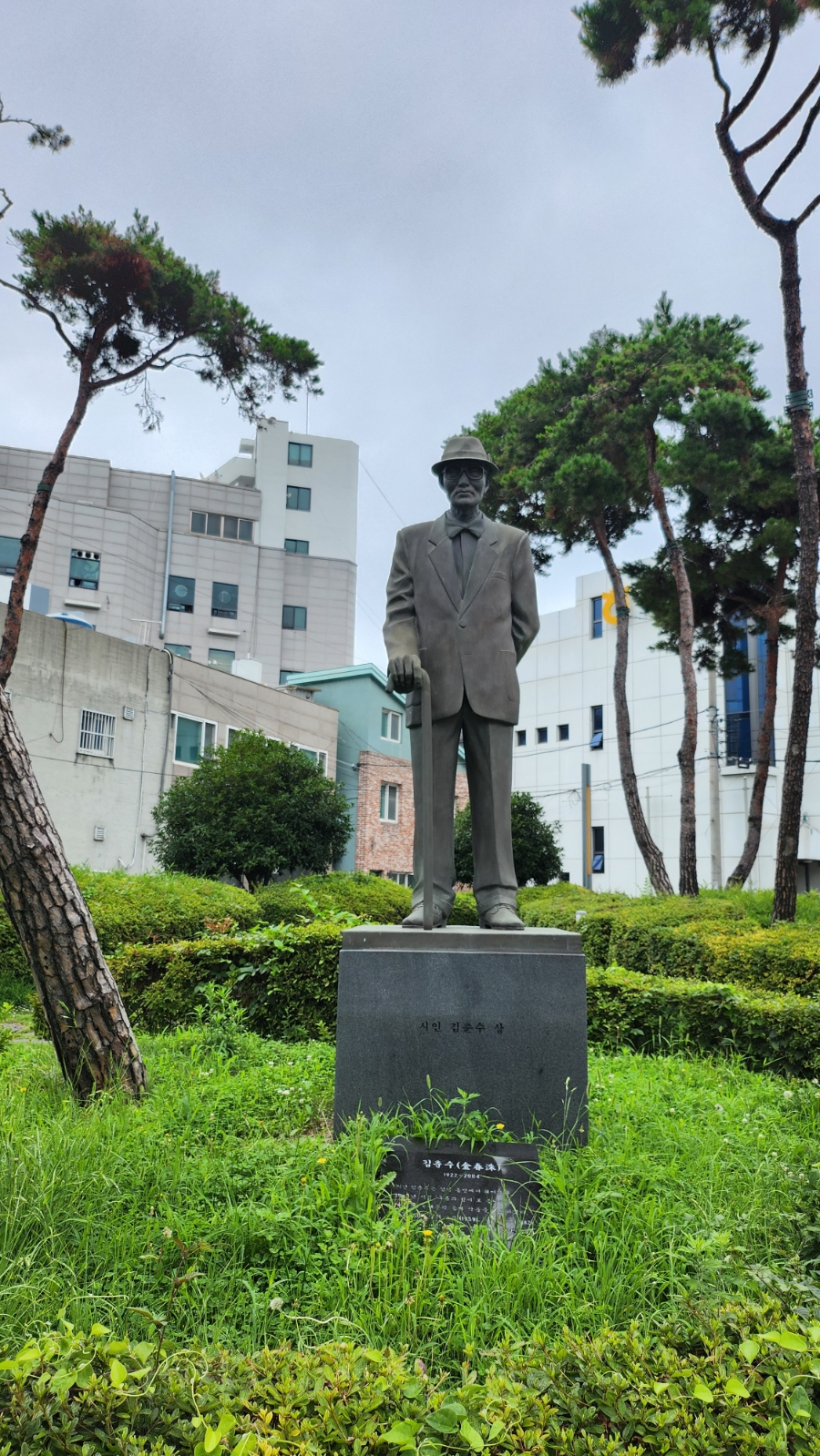 서호시장과 문화마당 버스정류장 인근의 김춘수 선생 동상