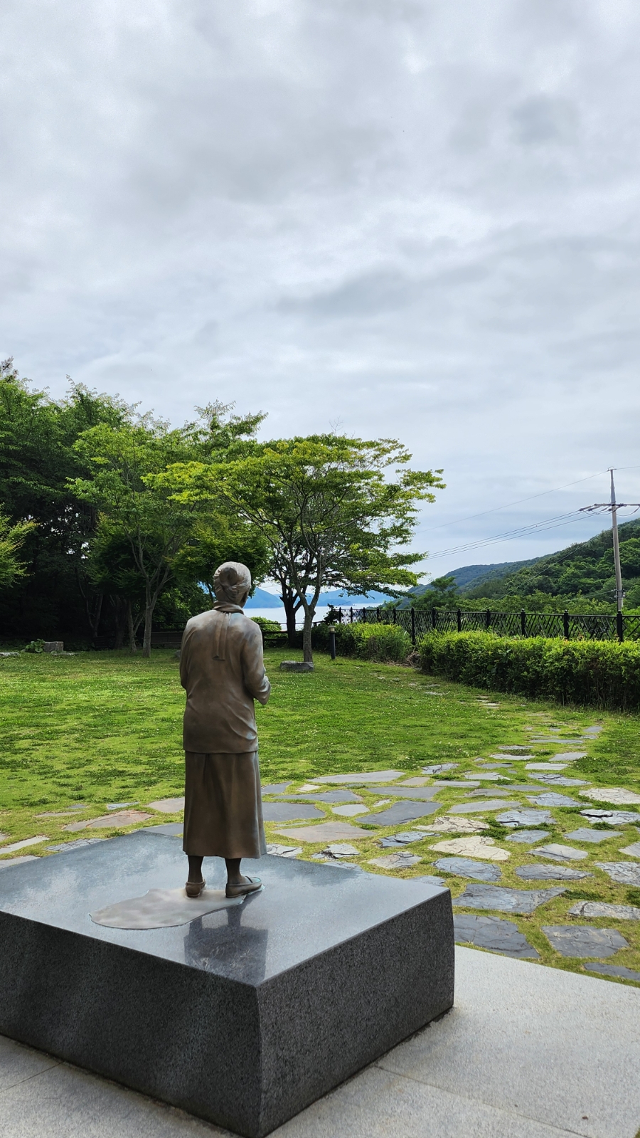 통영 바다를 바라보는 박경리 선생의 동상과 묘소