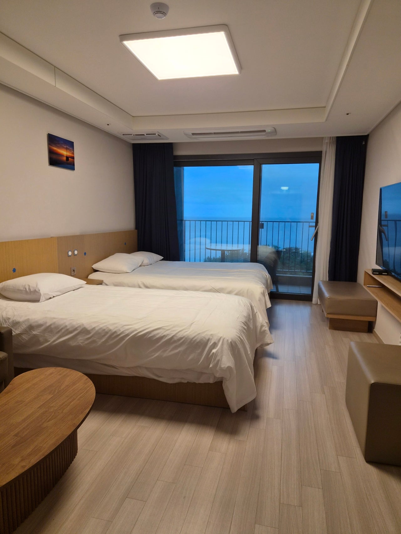 먹여행은 속초가 빠질수 없죠? 걸어갈 거리에 다 있는 맛집숙소 모어댄속초등대점!!
