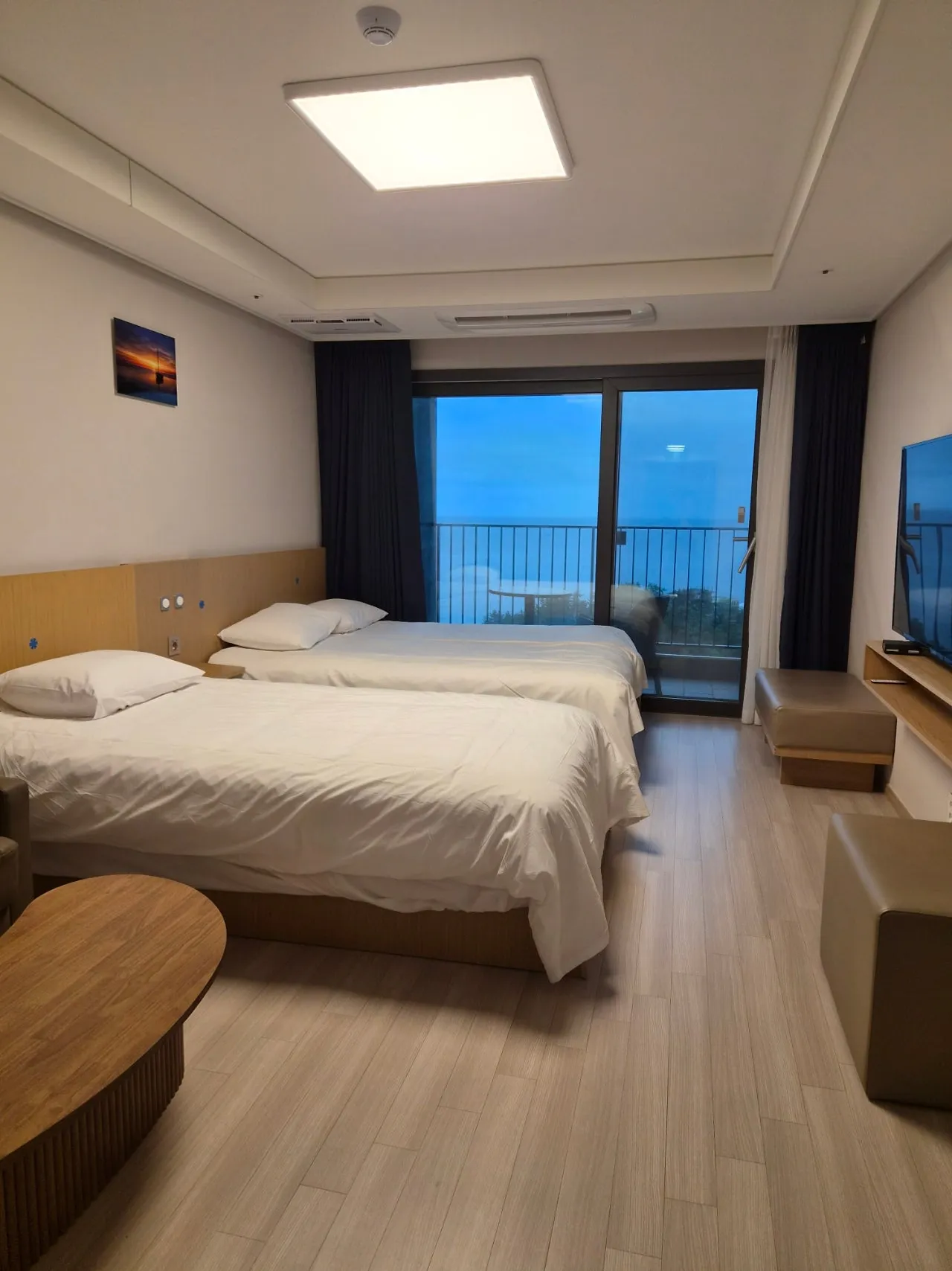 속초 맛집과 모어댄등대점 숙소로 즐긴 1박 2일 여행 코스 대표 이미지
