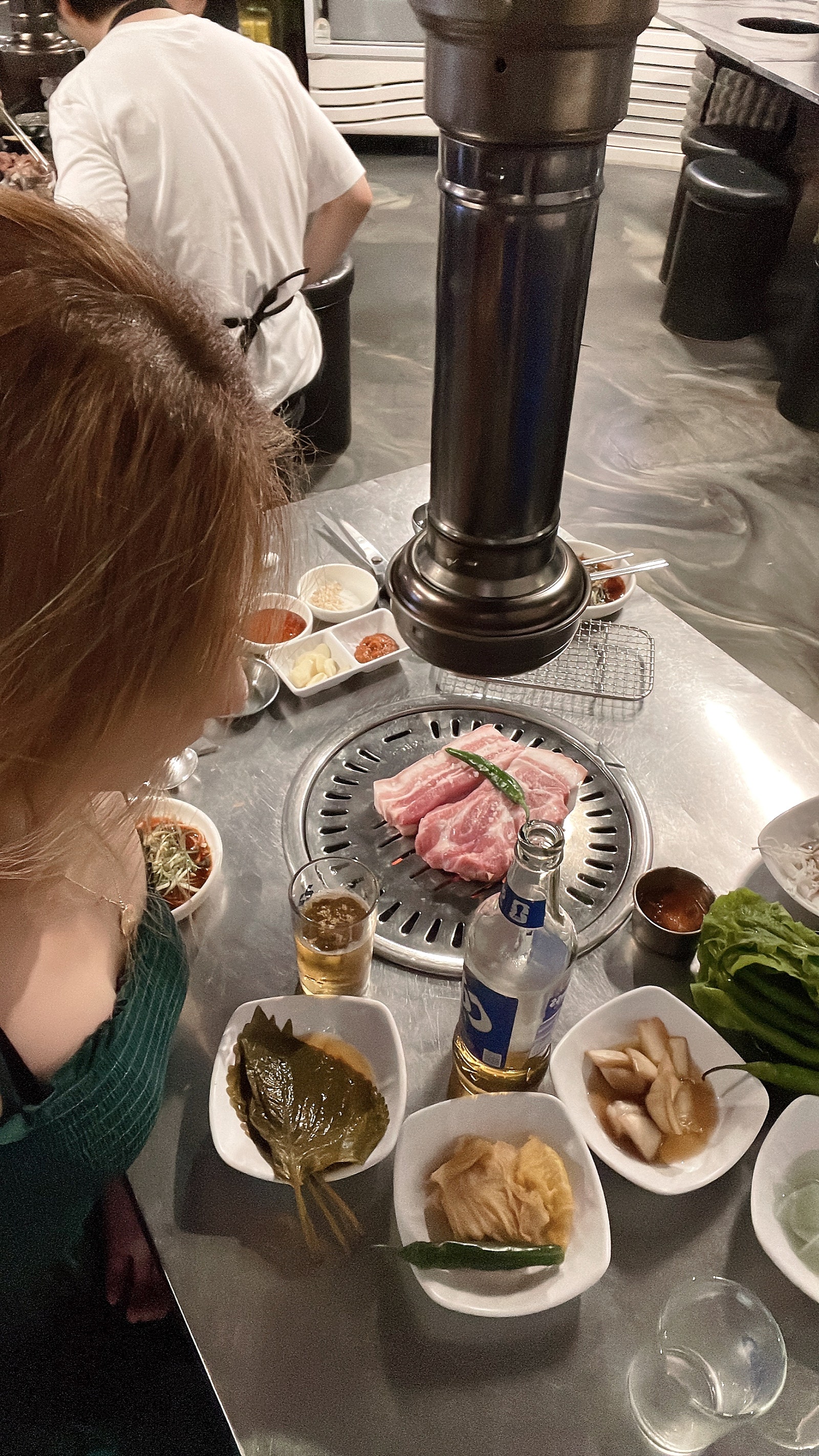 먼저 도착해서 맥주 마시며 꾸워지기를 기다리는중!