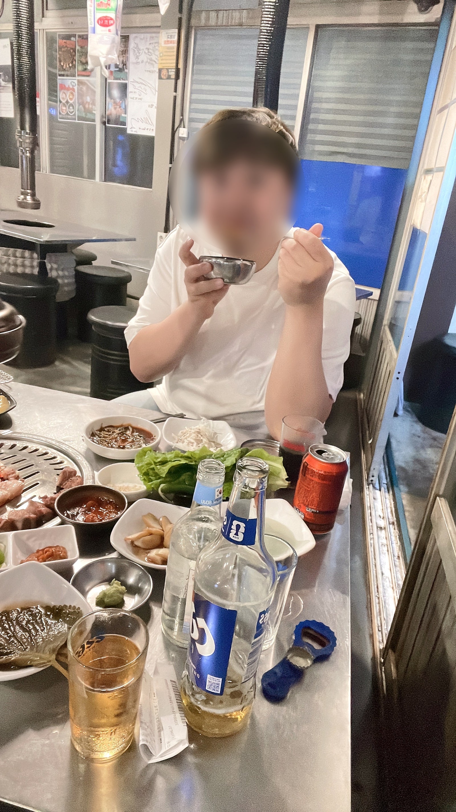 밤 12시에 만나서 고기먹고 신난 커플 (접선 기념 사진촬영도 잊지않았어요)