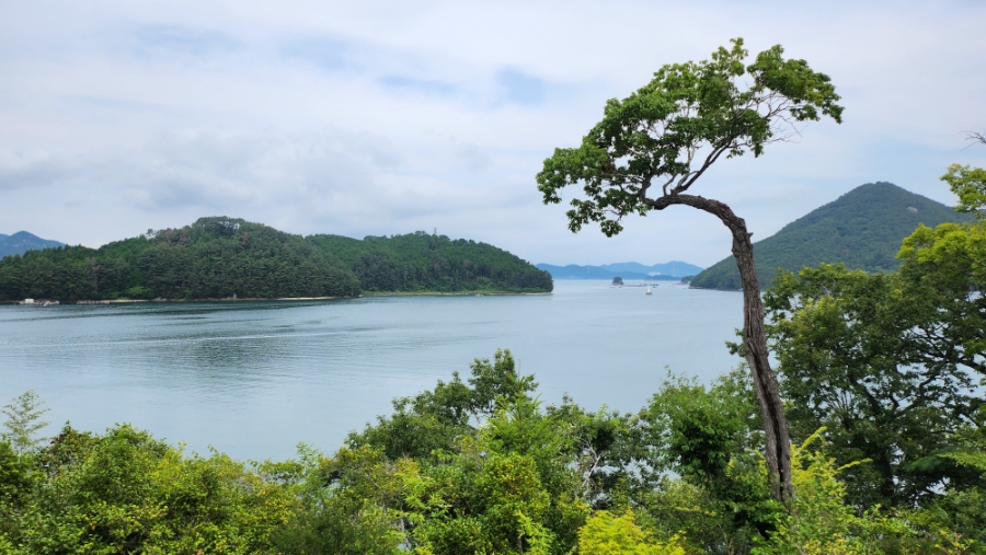 한산도의 수루와 수루에서 보는 한산도의 입구