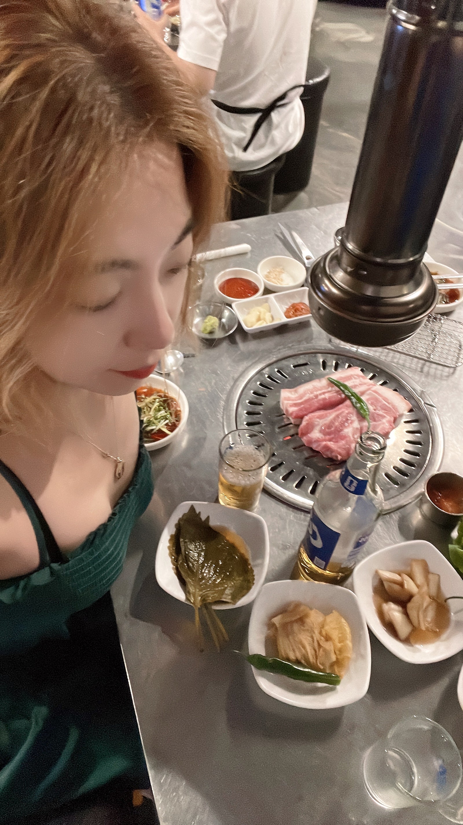 먼저 도착해서 맥주 마시며 꾸워지기를 기다리는중!