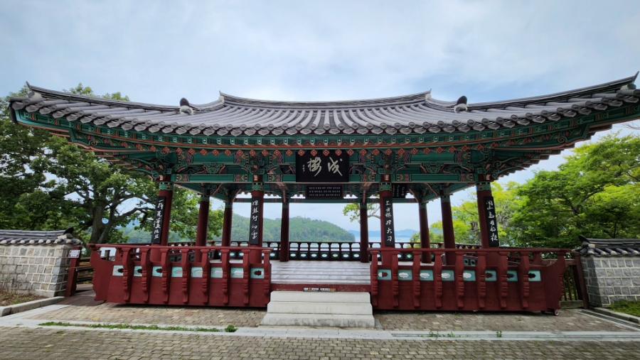 한산도의 수루와 수루에서 보는 한산도의 입구