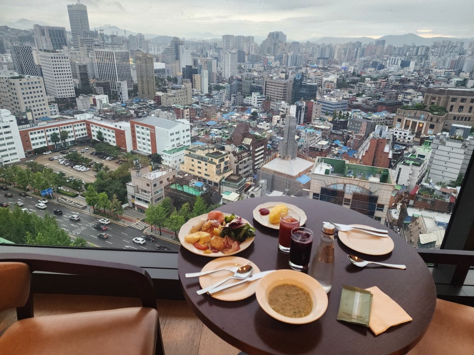 (9월 여행노트) 서울 도심 나들이💙앰배서더 서울 풀만, 어반이스케이프와 라운지로 채운 호캉스