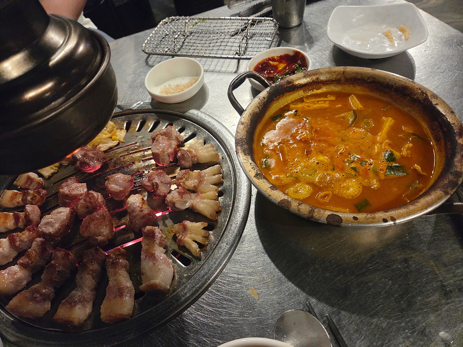[9월 여행노트] 여름 끝자락에 소환하는 서귀포 심야맛집, 밤 12시에 먹는 흑돼지 🐷