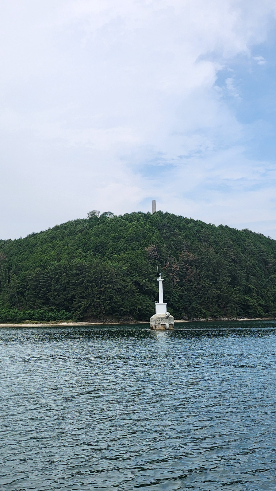 한산도 앞의 거북등대