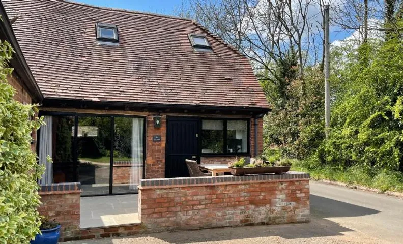 Elegant peaceful barn in rural village setting close to Stratford upon Avon