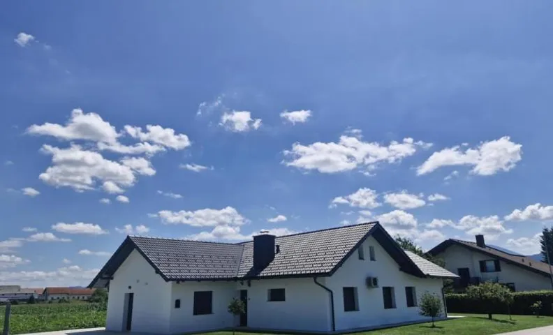 Orange house Šempeter