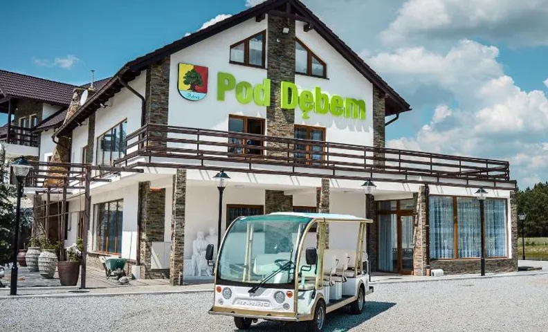 POD DĘBEM