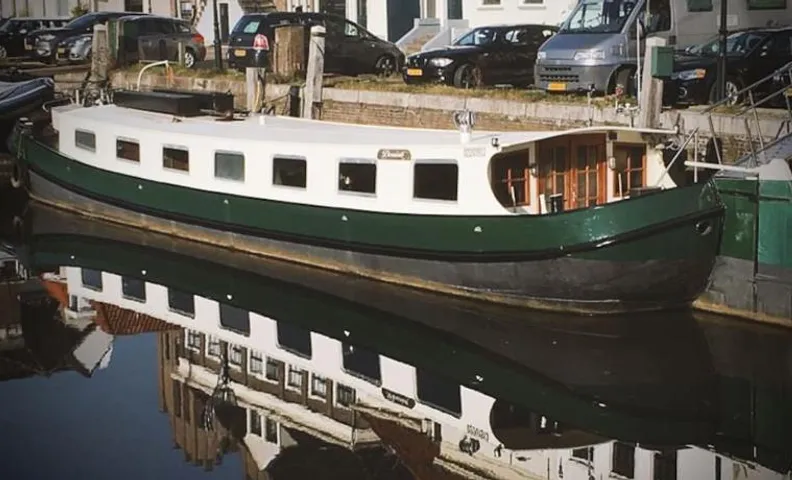 Houseboat 'Boat Boutique'