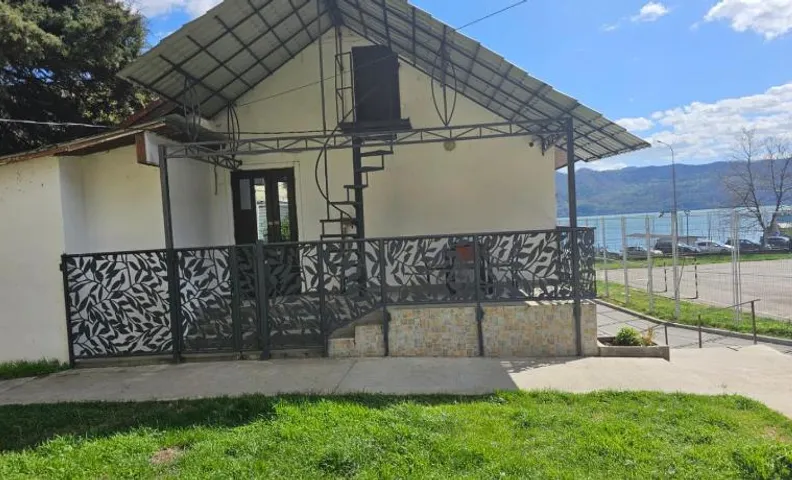 Casa Alba STr,Crizantemelor 17