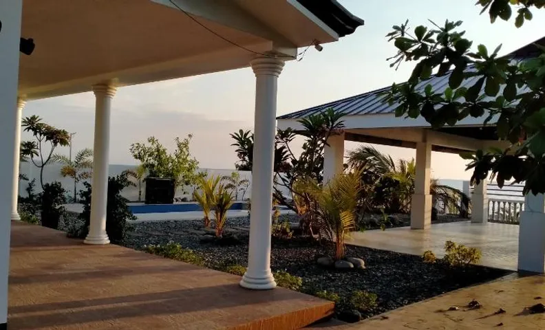 Cesar Villa sea side