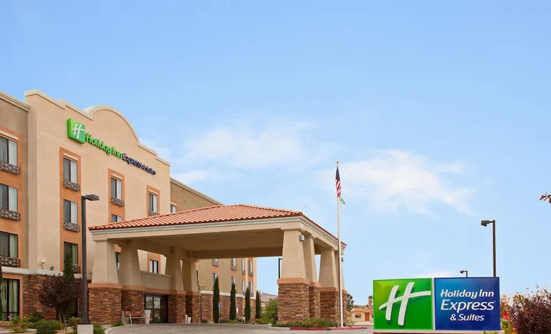 홀리데이 인 익스프레스 호텔 앤드 스위트 트웬티나인 팜스 바이 IHG