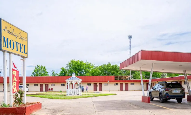 OYO Holiday Capri Motel & Rv Park
