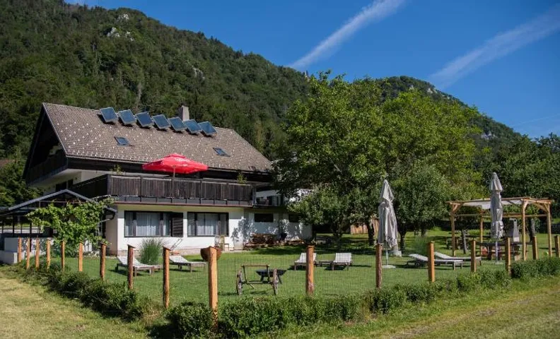 Rooms Malina I Peaceful Stay Near Bled & Mountain Views