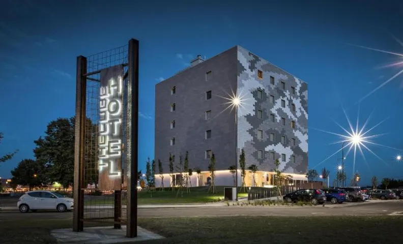 Hotel The Cube