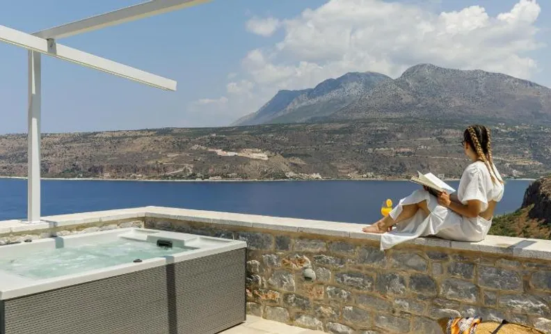 Trapela Limeni Luxury Suites