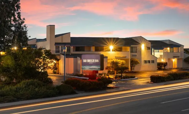 Bay Breeze Hotel 