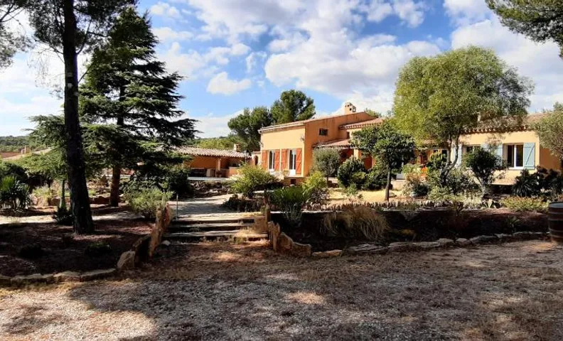 Chambre privée, piscine, pool house, kitchenette d'été