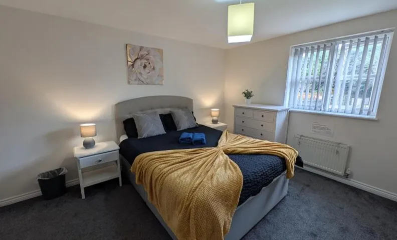 Large Modern House With Private Parking
