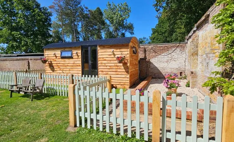 Gatwick Hideaway Hut