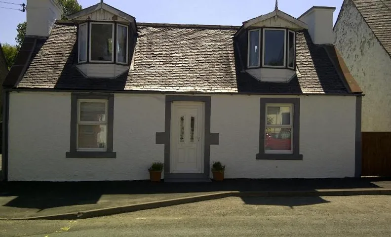RoSE COTTAGE THREE BEDROOM HOUSE WITH PARKING Summer Special