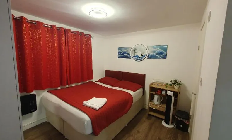 AMH Hotel - Greenford Station