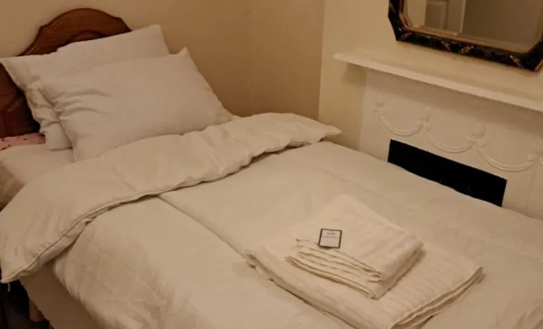 Single Bedroom available - Train station London Seven Kings