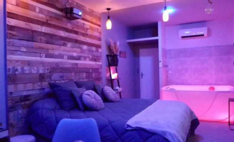 La Suite Côté Pool-House Piscine, Sauna & Jacuzzi privatifs