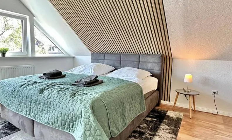 Großes City-Ferienhaus mit Terrasse, Grill und Parkplatz F19