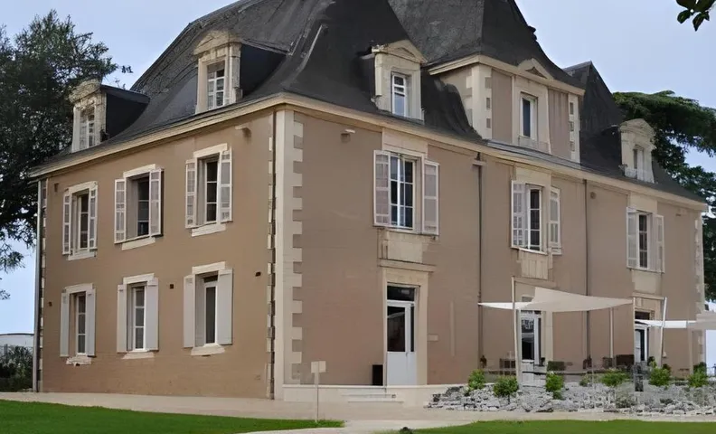 Hôtel & Restaurant - Le Manoir des Cèdres - piscine extérieure et climatisation